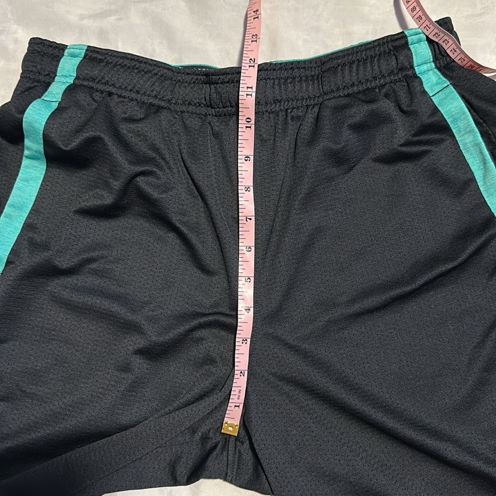 Under Armour Loose Fit HeatGear Shorts Sz L - Picture 3 of 9
